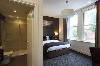 בורנמות' Chalfield Manor Boutique Hotel מראה חיצוני תמונה