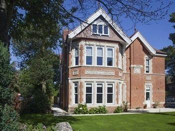 בורנמות' Chalfield Manor Boutique Hotel מראה חיצוני תמונה
