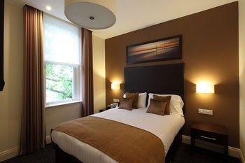 בורנמות' Chalfield Manor Boutique Hotel מראה חיצוני תמונה