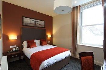 בורנמות' Chalfield Manor Boutique Hotel מראה חיצוני תמונה